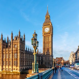 Uitzicht op de Big Ben in Londen vanuit de brug onder heldere lucht